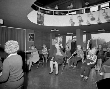 856721 Afbeelding van enkele bejaarde dames tijdens een activiteit in het Gemeentelijk Bejaardentehuis Overvecht ...